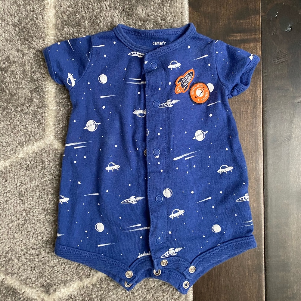🐙3/10 Carter’s outer space bodysuit